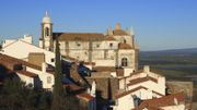 La ville de Monsaraz, au Portugal, perchée sur sa colline. La ville de Monsaraz, au Portugal, perchée sur sa colline.