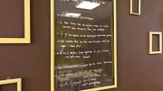 Pour que la cohabitation entre les chats et les clients se passe bien, les règles sont affichées sur un tableau. Pour que la cohabitation entre les chats et les clients se passe bien, les règles sont affichées sur un tableau.
