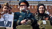 Un vétéran russe attend la parade militaire sur la place Rouge de Moscou le 9 mai 2015. Un vétéran russe attend la parade militaire sur la place Rouge de Moscou le 9 mai 2015.