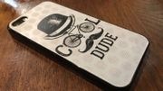 Le dos de l'iPhone de Guillaume, avec une coque achetée lors d'un voyage à Madrid. "Ma coque précédente était transparente et on voyait toutes les crasses dedans. Quand je mettais un billet ou un ticket de train dedans, ça se voyait à mort." Le dos de l'iPhone de Guillaume, avec une coque achetée lors d'un voyage à Madrid. "Ma coque précédente était transparente et on voyait toutes les crasses dedans. Quand je mettais un billet ou un ticket de train dedans, ça se voyait à mort."