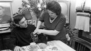 Même s'ils n'ont pas accepté tout de suite qu'Eddy se lance dans une carrière cycliste, les parents Merckx étaient très fiers de leur fils. Ici, maman Jenny lors du retour du fiston après son titre mondial chez les amateurs en 1964. Même s'ils n'ont pas accepté tout de suite qu'Eddy se lance dans une carrière cycliste, les parents Merckx étaient très fiers de leur fils. Ici, maman Jenny lors du retour du fiston après son titre mondial chez les amateurs en 1964.