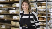 Rebecca se forme au métier aux côtés de Pierre Rollet-Gérard, fromager depuis 15 ans Rebecca se forme au métier aux côtés de Pierre Rollet-Gérard, fromager depuis 15 ans