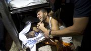 Un jeune homme pleure son frère, qui se trouvait parmi les quatre enfants tués par le bombardement israélien Un jeune homme pleure son frère, qui se trouvait parmi les quatre enfants tués par le bombardement israélien
