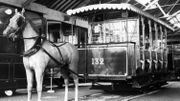 Un tramway hippomobile photographié en 1963 Un tramway hippomobile photographié en 1963