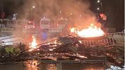 Les heurts se sont prolongés jusque peu avant le couvre-feu de 22h Les heurts se sont prolongés jusque peu avant le couvre-feu de 22h