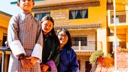 Dans son école, Deki Choden veut des professeurs heureux et des élèves heureux, futurs adultes qui changeront le monde. Dans son école, Deki Choden veut des professeurs heureux et des élèves heureux, futurs adultes qui changeront le monde.