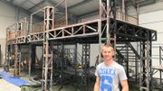 Vincet Rutten, gérant de l'entreprise L'Entrepool, construit avec son équipe une scène modulable en acier Vincet Rutten, gérant de l'entreprise L'Entrepool, construit avec son équipe une scène modulable en acier