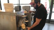 En cette période, 2000 litres de lait cru sont transformés en glace chaque semaine. En cette période, 2000 litres de lait cru sont transformés en glace chaque semaine.