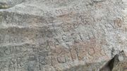 Le mystère Champollion: 2.000 euros à qui déchiffrera une mystérieuse inscription gravée sur un rocher en Bretagne Le mystère Champollion: 2.000 euros à qui déchiffrera une mystérieuse inscription gravée sur un rocher en Bretagne