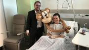 Emmanuel Thars et son singe Coco rendent visite à Clothilde, 14 ans, pour qu'elle puisse profiter un peu de la magie de "Namur en mai" Emmanuel Thars et son singe Coco rendent visite à Clothilde, 14 ans, pour qu'elle puisse profiter un peu de la magie de "Namur en mai"