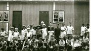 Une classe devant l'école en bois de Monte Alegre, fondée par les Belges. C'est ici que les enfants ont commencé à apprendre le portugais. Photo prise en 1962. Une classe devant l'école en bois de Monte Alegre, fondée par les Belges. C'est ici que les enfants ont commencé à apprendre le portugais. Photo prise en 1962.