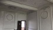 Le futur bureau de Thibault Bouvier dans l'abbaye de Marche-les-Dames. Il fera rénover les stucs des frères Moretti sur le plafond et sur les murs à l'identique par des artisans qualifiés. "Ce sera un endroit de rêve" dit l'heureux propriétaire. Le futur bureau de Thibault Bouvier dans l'abbaye de Marche-les-Dames. Il fera rénover les stucs des frères Moretti sur le plafond et sur les murs à l'identique par des artisans qualifiés. "Ce sera un endroit de rêve" dit l'heureux propriétaire.