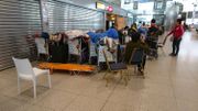 La plupart des passagers ont passé la nuit dans le terminal de l'aéroport de Liège. La plupart des passagers ont passé la nuit dans le terminal de l'aéroport de Liège.