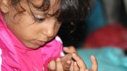 La fillette de Maysoun s'émerveille devant une coccinelle: "Les enfants n’avaient rien à boire, rien à manger. On ne savait pas où on nous emmenait" La fillette de Maysoun s'émerveille devant une coccinelle: "Les enfants n’avaient rien à boire, rien à manger. On ne savait pas où on nous emmenait"