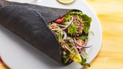 Recette : Pita à l'encre de seiche, haché de veau, aubergine grillée et bergamote Recette : Pita à l'encre de seiche, haché de veau, aubergine grillée et bergamote