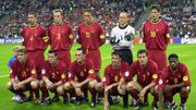 Le 11 belge face à l'Italie:
Lorenzo Staelens, Joos Valgaeren, Branko Strupar, Filip De Wilde, Nico van Kerckhoven
Gert Verheyen, Eric Deflandre, Yves Vanderhaeghe, Bart Goor, Marc Wilmots et Emile Mpenza Le 11 belge face à l'Italie:
Lorenzo Staelens, Joos Valgaeren, Branko Strupar, Filip De Wilde, Nico van Kerckhoven
Gert Verheyen, Eric Deflandre, Yves Vanderhaeghe, Bart Goor, Marc Wilmots et Emile Mpenza