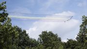 Six Alpha Jets ont zébré le ciel belge des couleurs nationales. Six Alpha Jets ont zébré le ciel belge des couleurs nationales.