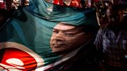 Les manifestants ont été très nombreux à accueillir le président lors de son arrivée à l'aéroport d'Istanbul, récemment déserté par les rebelles. Les manifestants ont été très nombreux à accueillir le président lors de son arrivée à l'aéroport d'Istanbul, récemment déserté par les rebelles.