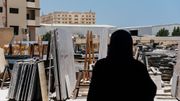 Situation rare au Moyen-Orient : Kamla Al Aufi, mère de famille, passe le plus clair de son temps à gérer son business. Son usine, c'est un peu sa deuxième maison. Situation rare au Moyen-Orient : Kamla Al Aufi, mère de famille, passe le plus clair de son temps à gérer son business. Son usine, c'est un peu sa deuxième maison.