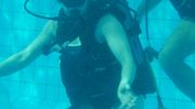 Sarah n'a plus l'usage de ses jambes mais, dans le milieu aquatique, elle expérimente l'apesanteur sans assistance technique. Sarah n'a plus l'usage de ses jambes mais, dans le milieu aquatique, elle expérimente l'apesanteur sans assistance technique.