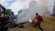 Les policiers sont attentifs alors que le feu prend sur le rond-point Schuman Les policiers sont attentifs alors que le feu prend sur le rond-point Schuman