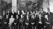 le 29 septembre 1962. Premier gouvernement de l'Algérie indépendante. Abdelaziz Bouteflika est ministre de la Jeunesse, des Sports et du Tourisme. Il est debout, quatrième en partant de la droite. le 29 septembre 1962. Premier gouvernement de l'Algérie indépendante. Abdelaziz Bouteflika est ministre de la Jeunesse, des Sports et du Tourisme. Il est debout, quatrième en partant de la droite.