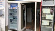 Le frigo (à gauche) est accessible depuis la rue, toute personne dans le besoin peut venir se servir en toute discrétion Le frigo (à gauche) est accessible depuis la rue, toute personne dans le besoin peut venir se servir en toute discrétion