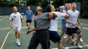 Barack Obama est un grand fan de basket, le voici en 2009 lors d'un match organisé à la Maison Blanche. Barack Obama est un grand fan de basket, le voici en 2009 lors d'un match organisé à la Maison Blanche.