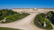 Napoléon III et l'impératrice Eugénie invitaient chaque semaine une centaine de convives pour passer des vacances avec eux, au château de Compiègne. Napoléon III et l'impératrice Eugénie invitaient chaque semaine une centaine de convives pour passer des vacances avec eux, au château de Compiègne.