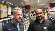 Le porte-parole d'un hypermarché bien connu à Evere (à gauche) a promis de se pencher sur le problème du protoxyde d'azote après la visite des gardiens éverois de la paix de Sufian El Moussaoui (à droite) Le porte-parole d'un hypermarché bien connu à Evere (à gauche) a promis de se pencher sur le problème du protoxyde d'azote après la visite des gardiens éverois de la paix de Sufian El Moussaoui (à droite)