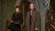 Gillian Anderson et Julian Sands dans "Crooked House" Gillian Anderson et Julian Sands dans "Crooked House"