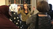 Pascale Falek Alhadeff, directrice du musée, mène une visite avec un groupe de femmes musulmanes Pascale Falek Alhadeff, directrice du musée, mène une visite avec un groupe de femmes musulmanes