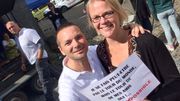 Pendant 10 semaines, muni d’une pancarte et d’une perche à selfie, il parcourt la Wallonie de part en part pour rencontrer chacun de ses contacts. Pendant 10 semaines, muni d’une pancarte et d’une perche à selfie, il parcourt la Wallonie de part en part pour rencontrer chacun de ses contacts.