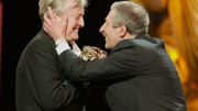 le comédien Claude Rich est félicité par son ami Jean Rochefort, le 02 mars 2002 au Théâtre du Châtelet à Paris. Il avait reçu le César d'honneur le comédien Claude Rich est félicité par son ami Jean Rochefort, le 02 mars 2002 au Théâtre du Châtelet à Paris. Il avait reçu le César d'honneur