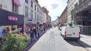 Sur la chaussée d'Ixelles, une file devant une boutique télécoms. Sur la chaussée d'Ixelles, une file devant une boutique télécoms.