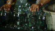 Au Liban, le verre pulvérisé par l'explosion recyclé en carafes et bocaux Au Liban, le verre pulvérisé par l'explosion recyclé en carafes et bocaux