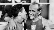 Alain Mimoum félicite Emil Zatopek après sa victoire lors du 5000 m aux JO d'Helsinki Alain Mimoum félicite Emil Zatopek après sa victoire lors du 5000 m aux JO d'Helsinki