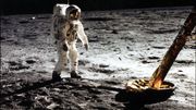 Les étoiles ne sont pas visibles sur cette prise par Neil Armstrong avec un appareil photo surface lunaire 70mm Les étoiles ne sont pas visibles sur cette prise par Neil Armstrong avec un appareil photo surface lunaire 70mm