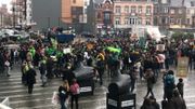 Des manifestants sont rassemblés devant la gare des Guillemins à Liège avant leur déplacement à Bruxelles Des manifestants sont rassemblés devant la gare des Guillemins à Liège avant leur déplacement à Bruxelles