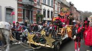 Le char principal du cortège était tracté à la force des mollets Le char principal du cortège était tracté à la force des mollets