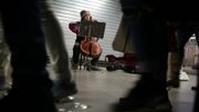 Une violoncelliste de classe mondiale ignorée dans le métro bruxellois Une violoncelliste de classe mondiale ignorée dans le métro bruxellois