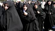 Des femmes portant le tachdor iranien à Téhéran (Iran) Des femmes portant le tachdor iranien à Téhéran (Iran)