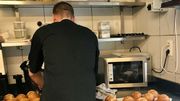 C'est toute une équipe qui s'active en cuisine pour ravir le palais des clients. C'est toute une équipe qui s'active en cuisine pour ravir le palais des clients.