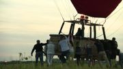 Un dernier coup de main de toute la famille pour "garer" l'énorme nacelle dans la remorque après 1h15 de vol. Un dernier coup de main de toute la famille pour "garer" l'énorme nacelle dans la remorque après 1h15 de vol.