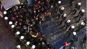 Photo prise par un riverain dans la rue Sainte Catherine. Les forces de police prennent les manifestants en nasse. Photo prise par un riverain dans la rue Sainte Catherine. Les forces de police prennent les manifestants en nasse.