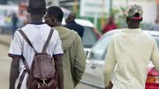 De jeunes hommes marchent dans le quartier populaire d'Abobo, à Abidjan, le 3 août 2017. De jeunes hommes marchent dans le quartier populaire d'Abobo, à Abidjan, le 3 août 2017.