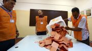 Des responsables des élections en Libye procèdent au dépouillement des bulletins dans un bureau de vote du quartier de Tajura à Tripoli, le 25 juin 2014. Des responsables des élections en Libye procèdent au dépouillement des bulletins dans un bureau de vote du quartier de Tajura à Tripoli, le 25 juin 2014.