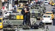 Les militaires rebellent se rendent. Pendant ce temps, les policiers et les manifestants célèbrent l'échec de la tentative de coup d'Etat. Les militaires rebellent se rendent. Pendant ce temps, les policiers et les manifestants célèbrent l'échec de la tentative de coup d'Etat.