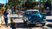 Sur les routes cubaines, les belles américaines croisent les nouvelles voitures, les ancêtres soviétiques et les calèches. Sur les routes cubaines, les belles américaines croisent les nouvelles voitures, les ancêtres soviétiques et les calèches.