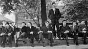 Brian Epstein et les groupes qu'il a managé (source: beatlesbible.com) Brian Epstein et les groupes qu'il a managé (source: beatlesbible.com)